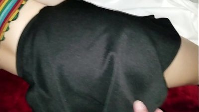 睡觉的处女学生妹用手指弄她的紧屁股