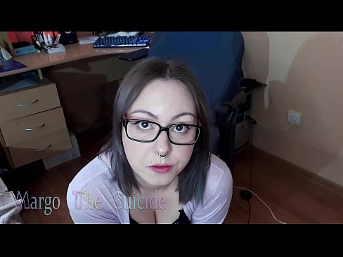 ❤️ 性感的眼镜女孩在镜头前深深地吸吮假阳具 Fucking video️❤